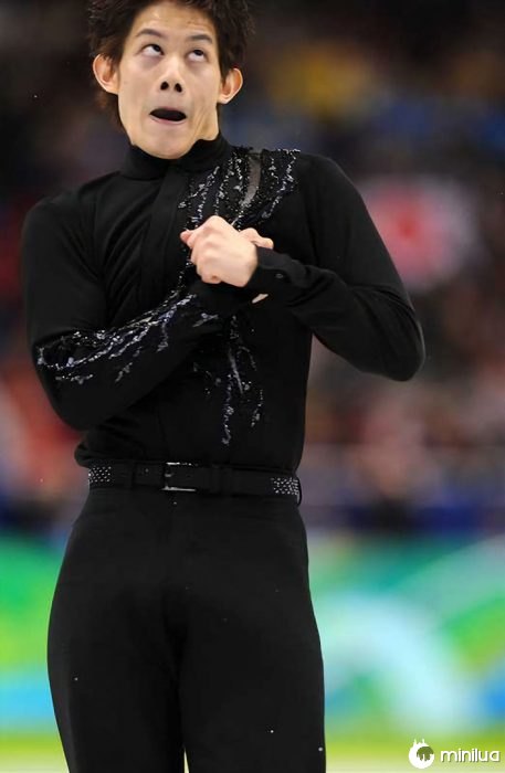 Rostos de patinação-homem vestido de preto