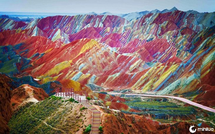 paisagem de montanhas coloridas